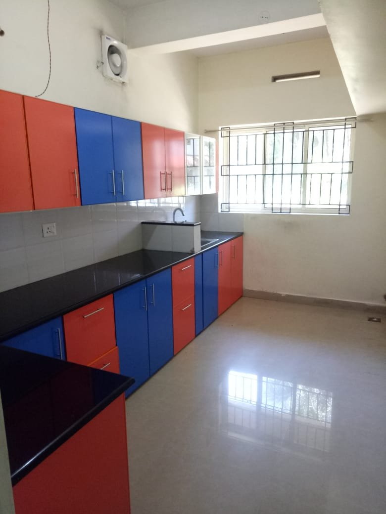 Apartment for Rent at Gandhi Square Petta, 3BHK Semi Furnished 