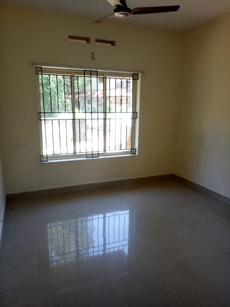 Apartment for Rent at Gandhi Square Petta, 3BHK Semi Furnished 