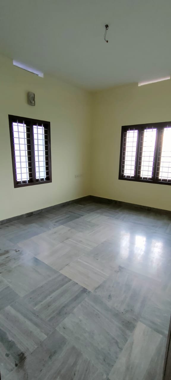 2  BHK VILLA GROUND FLOOR FOR RENT AT MARADU 10K ONLY