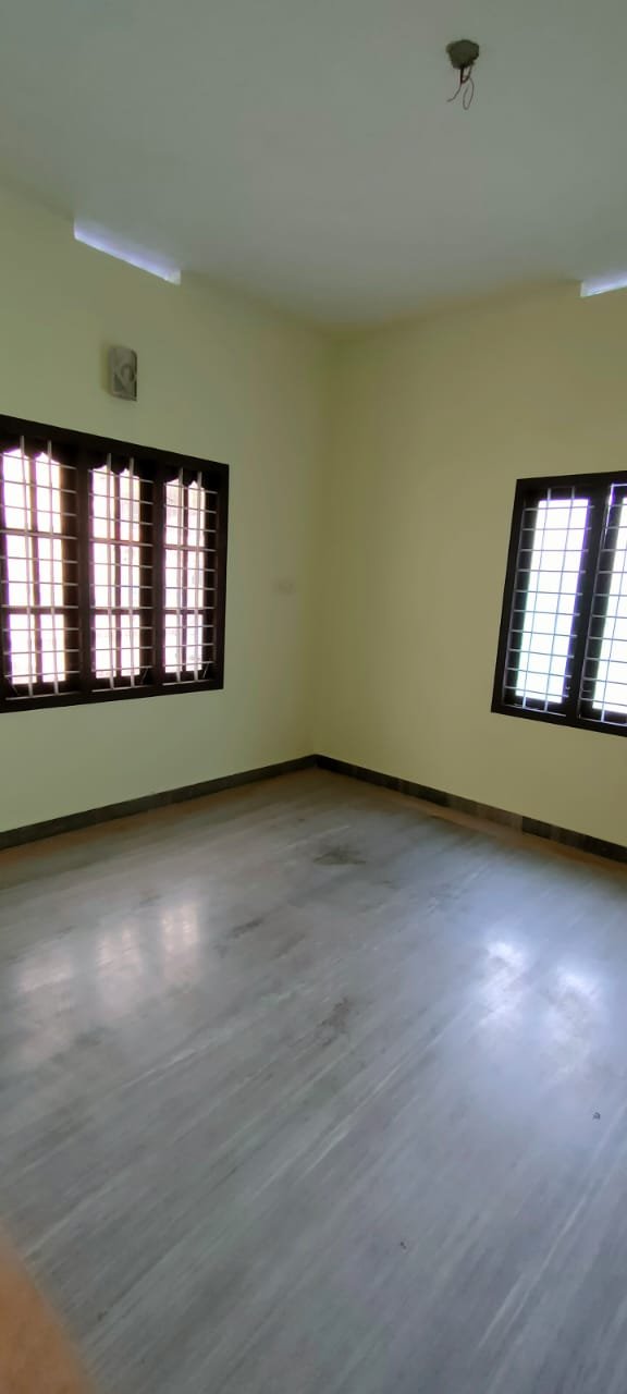 2  BHK VILLA GROUND FLOOR FOR RENT AT MARADU 10K ONLY